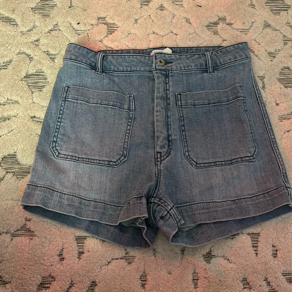 Very cute shorts has 2 pockets in the front